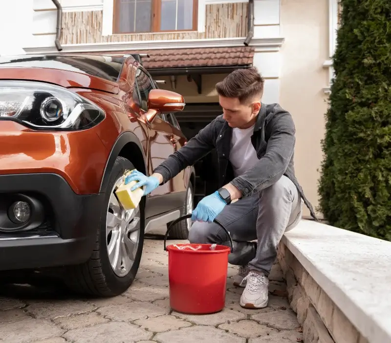 Lavage auto à domicile Aigrefeuille-sur-Maine : professionnel intervenant sur un véhicule